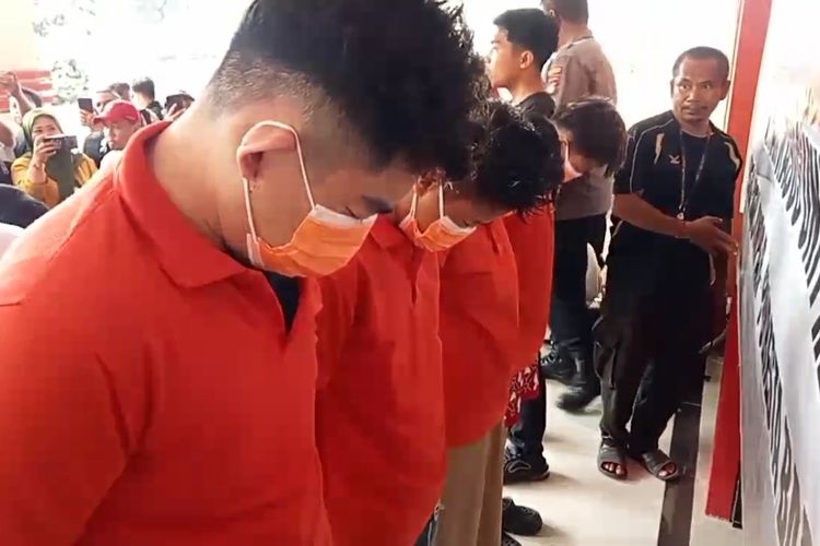 Wilson, Batam, Lampung, pembunuhan di batam, TPPO Batam, pembunuhan batam, Wilson ditahan, Dwi Putri Aprilian Dini, gadis asal lampung tewas, gadis lampung disiksa, Pembunuhan Dwi Putri Batam, Penyiksaan 3 hari LC, Agensi Ladies Companion, Ritual mistik LC, Ritual Agensi LC di Balik Kematian Dwi Putri di Batam, Korban Disiksa Secara Sadis Selama 3 Hari