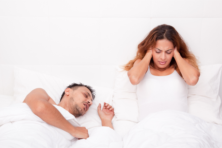 7 Tips Tetap Bisa Tidur Nyenyak meski Pasangan Mendengkur di Samping, 1. Alihkan fokus dengan teknik relaksasi, 2. Gunakan penutup telinga (earplugs), 3. Manfaatkan white noise, 4. Ubah posisi tidur pasangan, 5. Tidur lebih awal, 6. Pindah kamar saat darurat, 7. Dorong pasangan untuk konsultasi medis