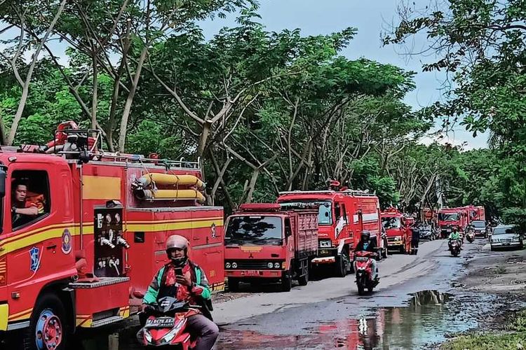 truk damkar, UU LLAJ, sanksi berat, pelanggaran lalu lintas, Pelanggaran Lalu Lintas: Truk Damkar Terhalang Mobil Lain