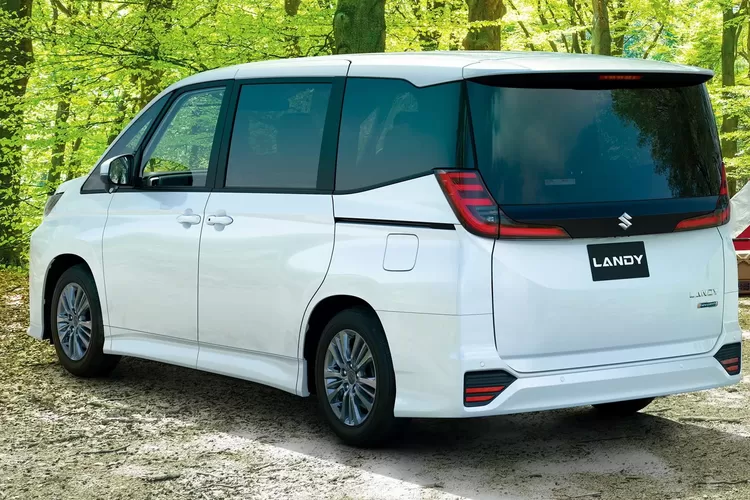 Suzuki, Suzuki Landy, Suzuki Luncurkan Saudara Kembar Toyota Voxy, Pakai Mesin Hybrid