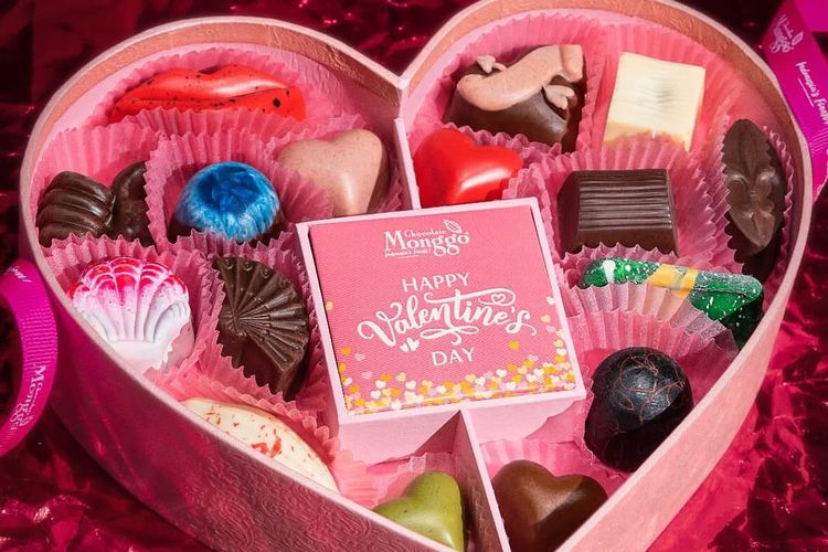 Bingung Pilih Kado Valentine? Ini 7 Rekomendasi Cokelat yang Bisa Dicoba, 1. Chocolate Monggo (Jogja, Indonesia), 2. Falala Chocolate (Bali), 3. Better Chocolate Than Never (Indonesia), 4. Nichoa Chocolate (Magelang, Indonesia), 5. Ovomaltine Crunchy Chocolate, 6. Royce’ (Jepang), 7. RR Chocolate (Indonesia)