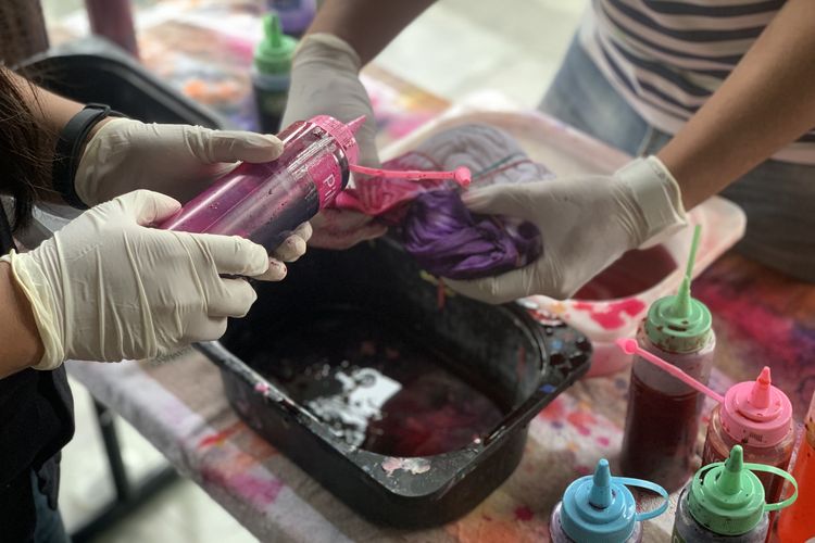 Pullman Ciawi, pullman ciawi bogor, pullman ciawi, tie dye baju di pullman ciawi, harga tie dye baju di pullman ciawi, Di Hotel Bintang Lima Ini, Pengunjung Bisa Bikin Suvenir Sendiri