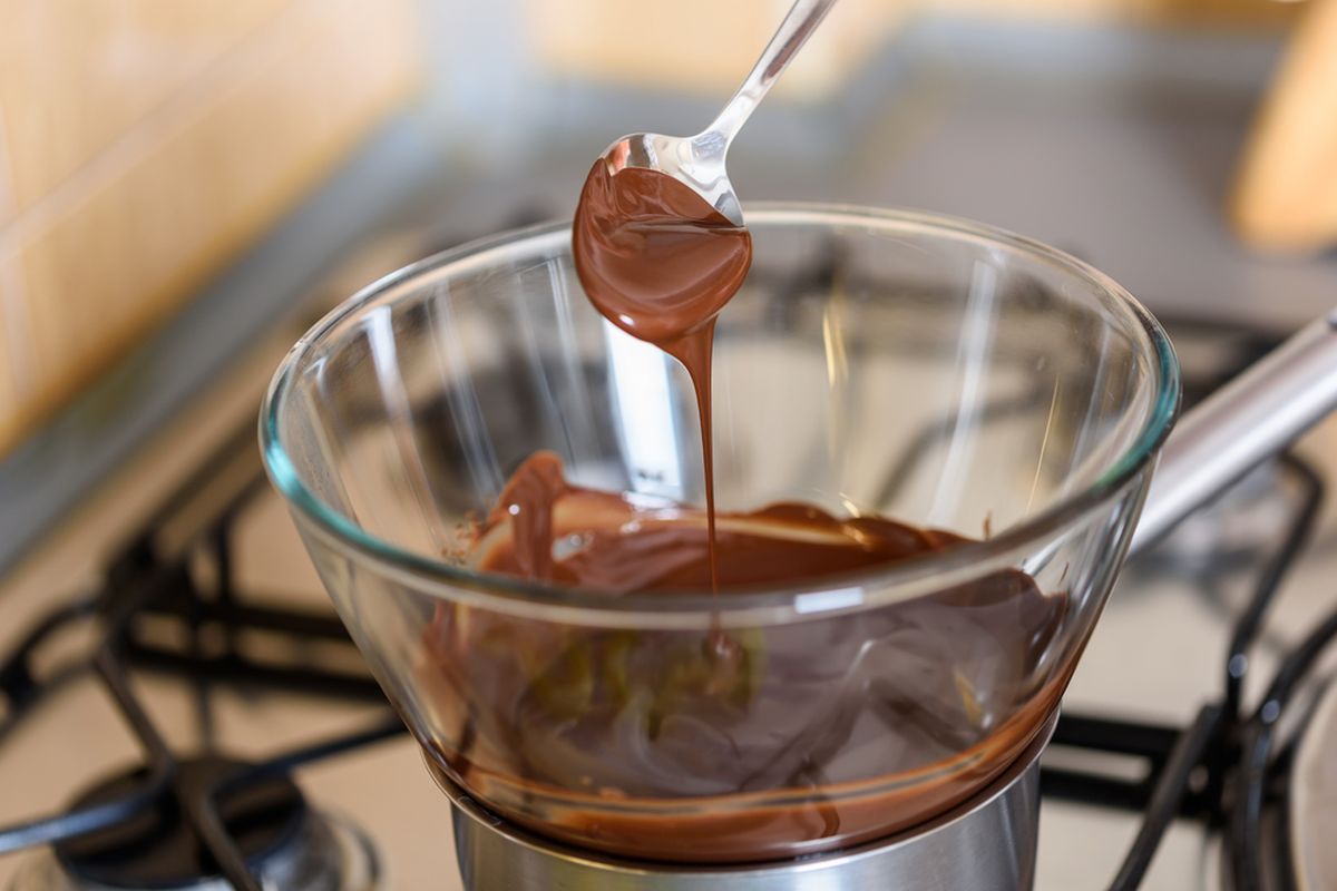 Jangan Lakukan 3 Hal Ini Saat Lelehkan Cokelat, Biar Hasilnya Mengilap