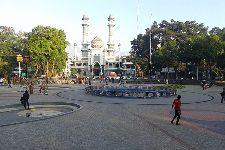 wisata di malang, itinerari sehari di malang, sehari di malang kemana saja, itinerary di malang, tempat hits di malang kota, Itinerary Seharian di Malang, Wisata Keliling Kota, 1. Sarapan di Toko Oen (07.00 - 09.00 WIB), 2. Wisata Kampung Tematik (08.30 - 11.00 WIB), 3. Makan siang di Warung Orem-orem H.Abdul Manan dan istirahat di Alun-alun Kota Malang (12.00 - 14.00 WIB), 4. Berfoto di Alun-alun Tugu dan makan malam (15.00 - 17.00 WIB), 5. Kembali ke Stasiun Kota Baru (18.00 WIB)