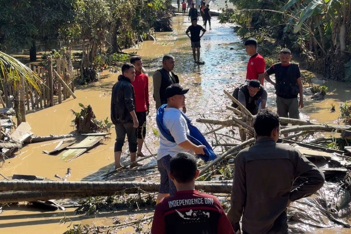 Aceh Utara, aceh utara, banjir di aceh utara, banjir di aceh, banjir di aceh 2025, longsor di aceh, longsor di aceh 2025, Kampung Tenggelam, Ratusan Warga Aceh Utara Mengungsi di Jalan Nasional Tanpa Bantuan, Kampung Tenggelam, Warga Bertahan Tanpa Bantuan, Akses Darat Lumpuh, Gubernur Terbang ke Aceh Utara, Kerusakan Tanggul Parah di Krueng Pase dan Krueng Keureuto, Banjir Meluas: Ribuan Rumah Terendam, Warga Ketakutan, Komunikasi Kolaps, Evakuasi Terhambat, Akses Masih Lumpuh, Warga Terisolasi