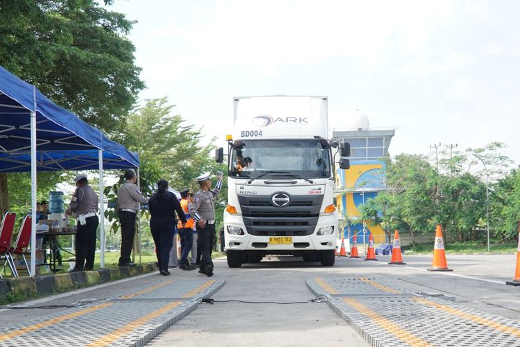 Pemerintah Indonesia, Aptrindo, Zero Odol, Dewan Perwakilan Rakyat, Kebijakan Zero ODOL 2027: Menjawab Tantangan Transportasi Indonesia, Pemerintah dan DPR Sepakati Kebijakan Zero ODOL untuk Transportasi yang Lebih Baik, Dukungan Asosiasi Pengusaha Truk Indonesia terhadap Kebijakan, Memahami Kompleksitas Latar Belakang Pengemudi Truk, Klasifikasi Pengusaha Truk Sangat Penting dalam Kebijakan