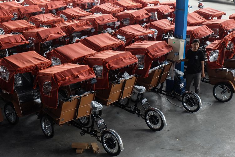 becak listrik, BERITA FOTO: Penampakan Becak Listrik Bantuan Presiden Prabowo, Produksi becak listrik, Komitmen penggunaan teknologi listrik, Pengemudi becak usia lanjut, Realisasi program becak listrik di daerah, Dampak positif keberadaan becak listrik, Meringankan beban fisik tukang becak