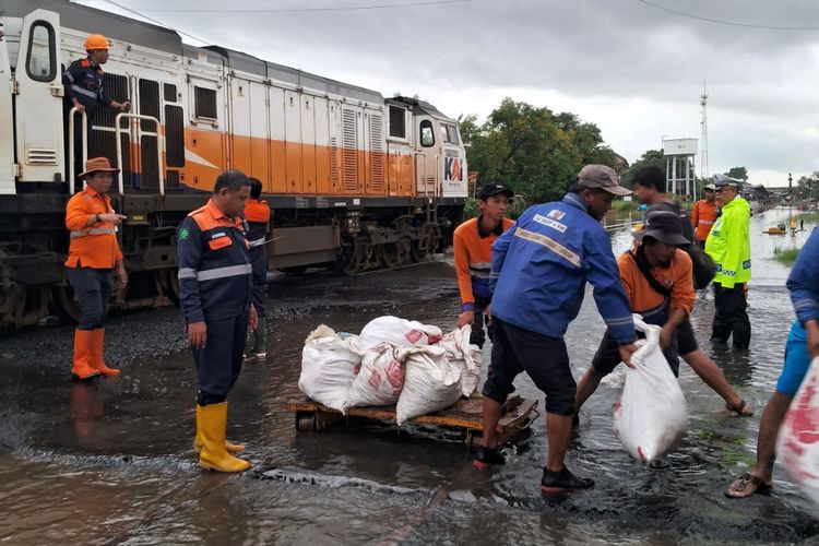 KA Ciremai, KA Harina, Pekalongan, Banjir Tutup Jalur Pantura, 145 Penumpang KA Ciremai Dialihkan ke Harina