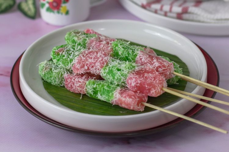 singkong, ide olahan singkong, 10 Olahan Singkong Jadi Camilan Kekinian di Rumah, 1. Kroket singkong, 3. Lemet singkong, 4. Getuk keju, 5. Getuk lindri, 6. Singkong Thailand, 7. Ongol-ongol singkong, 8. Singkong goreng keju merekah, 9. Combro, 10. Stik singkong keju