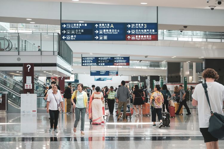 kuman, Segera Cuci Tangan Setelah Menyentuh 6 Benda Ini demi Mencegah Penyakit, 1. Uang tunai, 2. Menu restoran, 3. Layar sentuh di tempat umum, 4. Benda-benda di bandara, 5. Spons dapur dan talenan, 6. Pulpen dan benda di rumah sakit