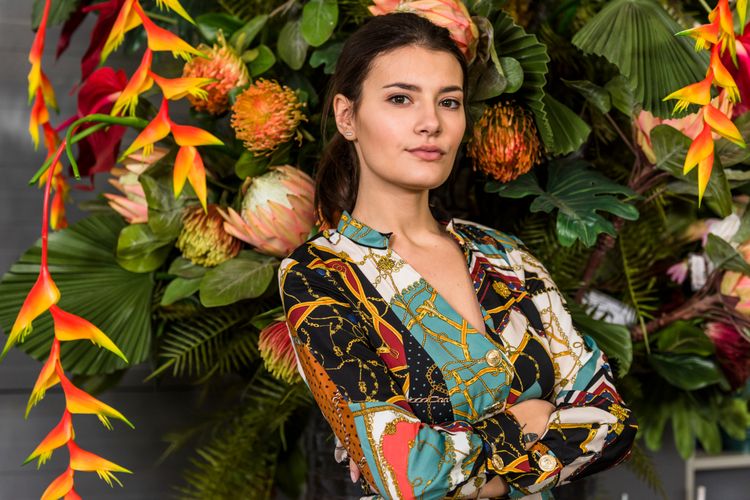 motif baju, Motif baju, fashion wanita, tips fashion, tampil muda, motif baju bikin tua, fashion 2025, 6 Motif Baju yang Bisa Membuat Penampilan Terlihat Lebih Tua Meski Sering Jadi Favorit, 1. Motif abstrak, 2. Motif kecil-kecil, 3. Motif kotak-kotak, 4. Motif geometris, 5. Wild patterns, 6. Motif barok