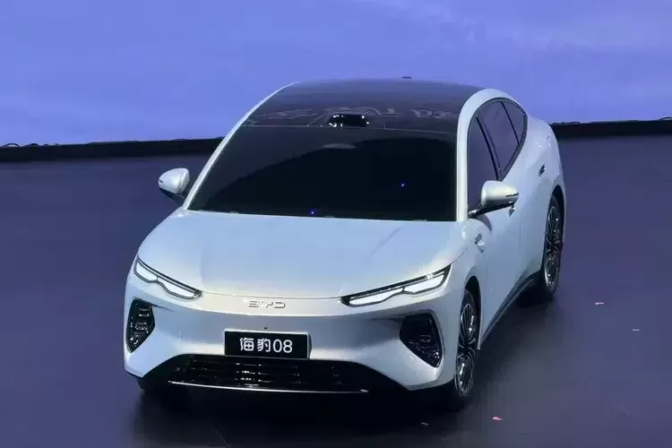 Geely, perang harga, kendaraan listrik, Perang Harga Mobil China Belum Reda, BYD hingga Geely Masih Agresif