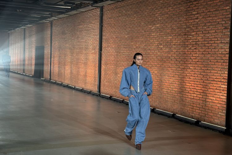 Harry Halim, tips fashion, tips mix and match, harry halim designer, harry halim fashion show, fashion tips, Tips Tampil Unik ala Desainer Harry Halim, Coba Tone-on-Tone, Tone-on-tone ala Harry Halim, Perpaduan klasik dan kasual, Gaya yang bisa diterapkan siapa saja, Hitam sebagai warna signature