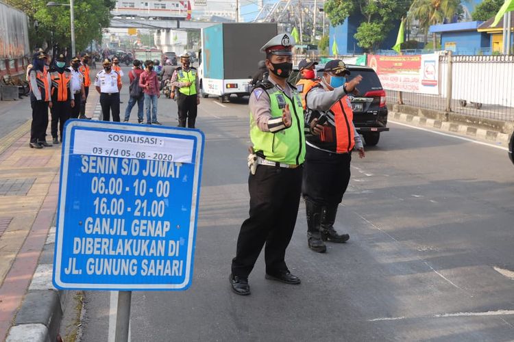 Transportasi Publik, ganjil genap, mobil listrik, Pengamat: Transportasi Publik Lebih Mendesak dari Mobil Listrik