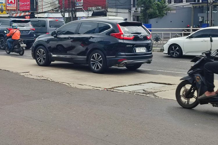 keselamatan berkendara, Sokbreker mobil, periksa sokbreker, kenali kerusakan, Ciri-Ciri Sokbreker Mobil Bermasalah yang Harus Diketahui, Kenali Tanda-tanda Sokbreker Bermasalah, Muatan dan Suara sebagai Indikator Kerusakan, Test Drive: Cara Sederhana Memeriksa Sokbreker, Karakter Bantingan Mengindikasikan Kinerja Sokbreker, Penanganan Sokbreker yang Rusak