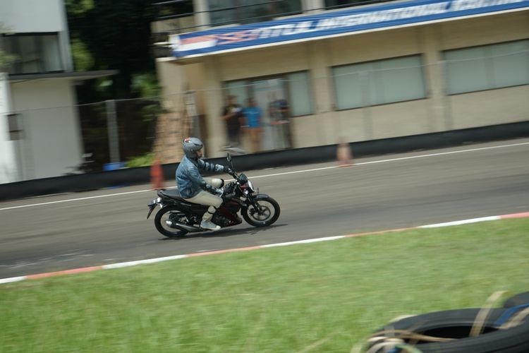Satria Pro, Suzuki, motor baru, rasa berkendara, Suzuki Satria Pro, Uji Suzuki Satria Pro di Sirkuit Sentul Kecil, Jajal Fitur SCAS