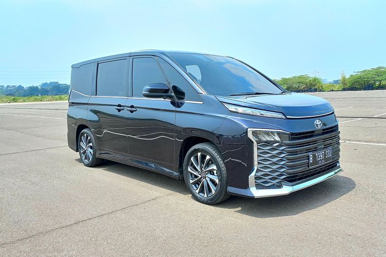 Honda Step WGN, Toyota Voxy, Adu MPV Pintu Geser: Honda Step WGN atau Toyota Voxy untuk Keluarga?