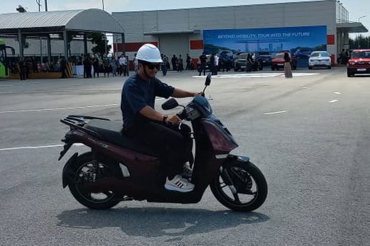 VinFast, motor listrik, Theon S, Hai Phong, Uji Coba VinFast Theon S: Motor Listrik Futuristik Masih Pakai Rantai