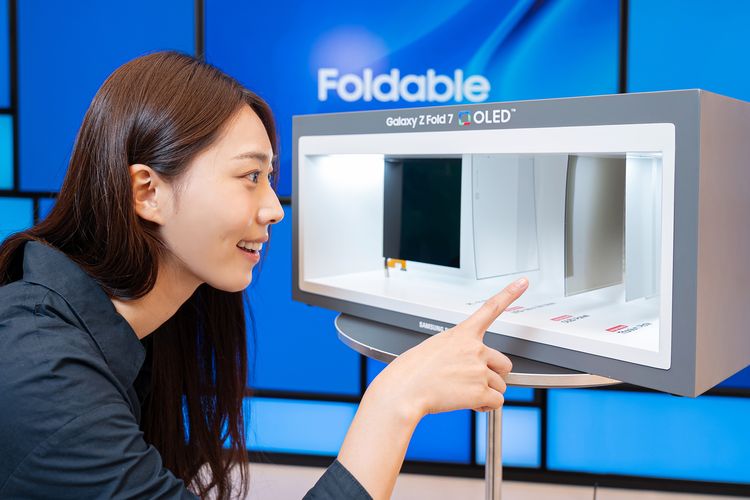 Samsung, ponsel lipat, Galaxy Z Fold 7, Samsung Z Fold 7, Samsung Galaxy Z Fold 7, samsung z fold 7, Samsung Galaxy Z Fold 7 Tahan 500.000 Kali Dilipat, Setara 10 Tahun Pemakaian