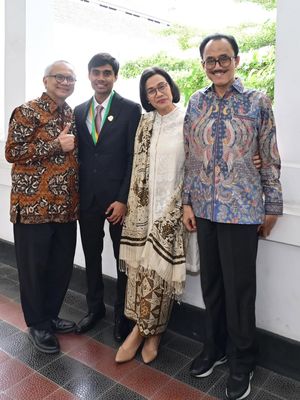 Sri Mulyani, sri mulyani fashion, sri mulyani hadir di wisuda anak, anak sri mulyani, adwin haryo indrawan, 7 Style Sri Mulyani saat Hadiri Wisuda Anak, Kenakan Tunik dan Batik, 1. Tunik putih tulang, 2. Aksen brokat dan renda yang halus, 3. Kain batik bernuansa cokelat, 4. Selendang batik, 5. Heels nude pumps, 6. Rambut bob signature, 7. Aksesori minimalis