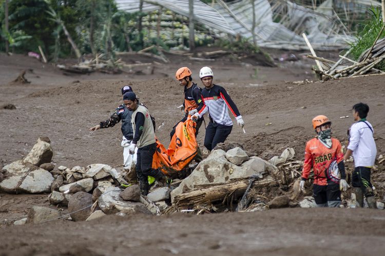 tanah longsor, Cisarua, BERITA FOTO: Dampak Longsor di Cisarua Bandung Barat dan Kerusakannya, 20 jenazah berhasil diidentifikasi, Seratusan warga dilaporkan hilang, Korban dari prajurit TNI, Pesan Wapres Gibran