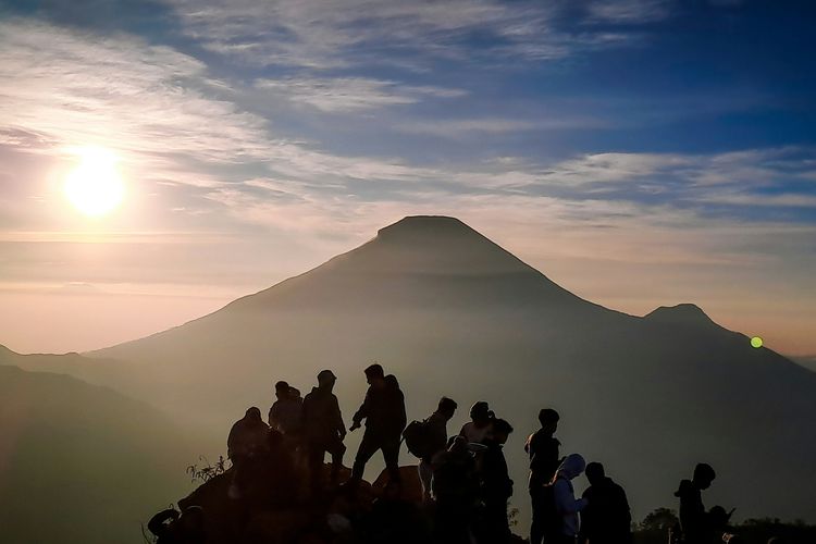 mendaki gunung, manfaat mendaki gunung, naik gunung, Mendaki gunung, Manfaat naik gunung, Mendaki Gunung, manfaat naik gunung, manfaat hiking, manfaat naik gunung untuk kesehatan, apa manfaat mendaki gunung, manfaat dari mendaki gunung, manfaat hiking mendaki gunung, 5 Manfaat Naik Gunung, Tak Cuma Bikin Bugar, 1. Mengurangi risiko penyakit jantung, 2. Meningkatkan keseimbangan dan koordinasi, 3. Meningkatkan mood, 4. Melatih diri agar tidak cepat menyerah, 5. Memberi rasa bangga