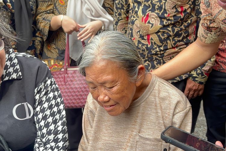 Madas, Madura Asli Anak Serumpun, Surabaya, Apa Itu Madas? Ormas Madura yang Dikaitkan dengan Kasus Perobohan Rumah Nenek Elina di Surabaya, Apa Itu Madas? Mengenal Sejarah dan Perpecahannya, Klarifikasi Kasus Nenek Elina di Surabaya, Keterlibatan Tersangka Muhammad Yasin, Update Kasus: Polisi Buru Tersangka Baru, Syukur Nenek Elina atas Keadilan