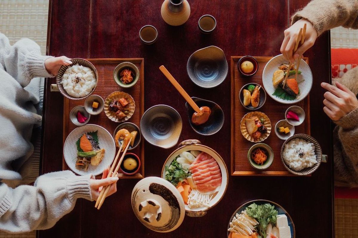 istilah makanan Jepang, istilah maknan jepang mengandung babi, makanan Jepang mengandung alkohol, cek makanan halal di Jepang, traveller muslim Jepang, 7 Istilah Makanan di Jepang yang Mengandung Babi dan Alkohol, Traveller Muslim Wajib Tahu!, Butaniku: Daging babi, Ton: Babi, Raado: Lemak babi, Pooku: Daging babi, Sake: Minuman beralkohol beras, Mirin: Anggur masak manis, Arukoru: Alkohol, Pilihlah menu ayam, kambing, atau sapi, Pilih restoran atau menu yang memiliki tulisan “Har?ru”, Bertanya langsung ke pelayan
