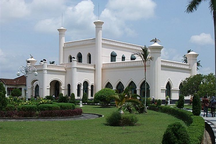 Istana Siak, Istana Siak Sri Indrapura, Sejarah Istana Siak, Istana Siak Resmi Jadi Museum Nasional, Istana Siak Resmi Jadi Museum Nasional, Ini Sejarah Kebesarannya, Resmi berstatus museum nasional, Sejarah Kerajaan Siak Sri Indrapura dan lahirnya Istana Siak, Kerajaan Siak berdiri tahun 1723, Pusat kekuasaan yang berpindah-pindah, Pembangunan Istana Siak (1889)
