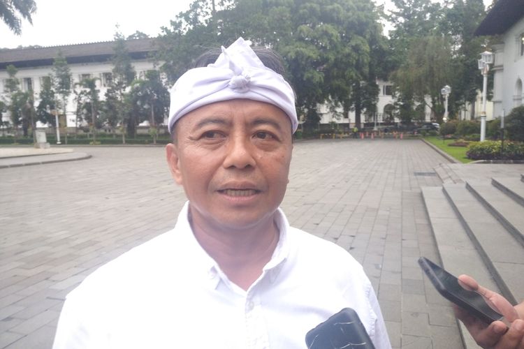 Gubernur Jawa Barat, Dedi Mulyadi, Herman Suryatman, Erwan Setiawan, DPRD Jabar, Sekda Jabar, Wakil Gubernur Jawa Barat, Dedi Mulyadi Pasang Badan untuk Sekda Usai Disindir Wagub: Dia Eksekutor Lapangan, Bukan Pegawai Kantoran