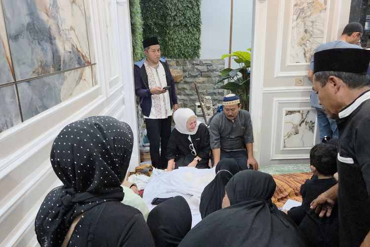 Mpok Alpa, Mpok Alpa meninggal, Mpok Alpa sakit apa, mpok alpa meninggal dunia, berita mpok alpa, kabar duka mpok alpa, Sosok Mpok Alpa, Perjalanan Karier, dan Penyebab Meninggalnya, Awal karier Mpok Alpa di dunia dangdut, Mpok Alpa viral dan terjun ke dunia televisi, Mpok Alpa menjadi wajah tetap di layar kaca, Kepergian Mpok Alpa yang mengejutkan