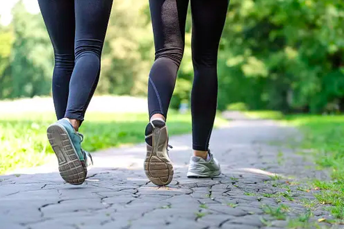 gaya hidup sehat, manfaat jalan kaki, tips sehat setelah makan, berjalan setelah makan, menurunkan berat badan alami, aktivitas ringan setelah makan, 5 Manfaat Berjalan Kaki Setelah Makan Selama 5 Menit untuk Kesehatan, 1. Menstabilkan gula darah, 2. Meningkatkan pencernaan, 3. Mengelola tekanan darah, 4. Membantu menurunkan berat badan, 5. Mengurangi stres
