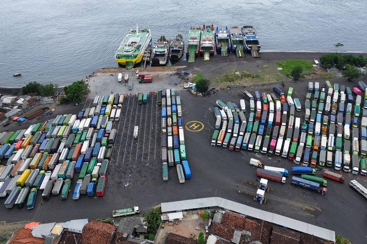 Pelabuhan Ketapang, Pelabuhan Gilimanuk, Pelabuhan Jangkar, Khofifah Indar Parawansa, KMP Tunu Pratama Jaya, Khofifah Surati Kemenhub untuk Aktifkan Pelabuhan Jangkar demi Atasi Macet di Ketapang, Pemprov Jatim Usulkan Pengalihan ke Pelabuhan Jangkar, Bupati Banyuwangi Minta Sempat Tambahan Kapal, Penyebab Kemacetan Panjang di Pelabuhan Ketapang, Kronologi Kemacetan di Pelabuhan Ketapang, Kemacetan Menjalar, Pelabuhan Jangkar Kena Imbas