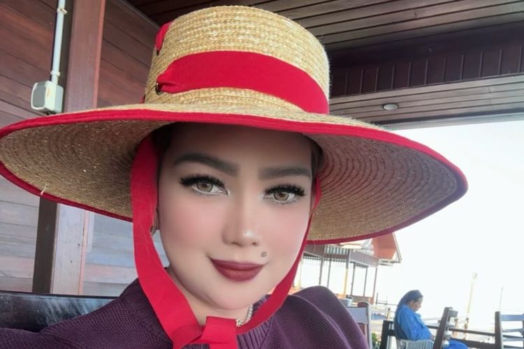noni Belanda, Sarifah Suraidah, 9 Gaya Sarifah Suraidah Istri Gubernur Kaltim, Glamor bak Noni Belanda, 1. Gaun Floral dan Topi Lebar, 2. Abaya Hijau Emerald dengan Detail Etnik, 3. Dress Floral dan Topi Putih, 4. Dress Ungu Pastel dengan Tas Senada, 5. Dress Nuansa Emas Berhias Detail Bordir, 6. Gaun Putih Transparan Berlapis, 7. Topi Jerami dengan Aksen Pita Merah, 8. Outfit Serba Beige saat di Pesawat, 9. Dress Pink Lembut dengan Statement Necklace
