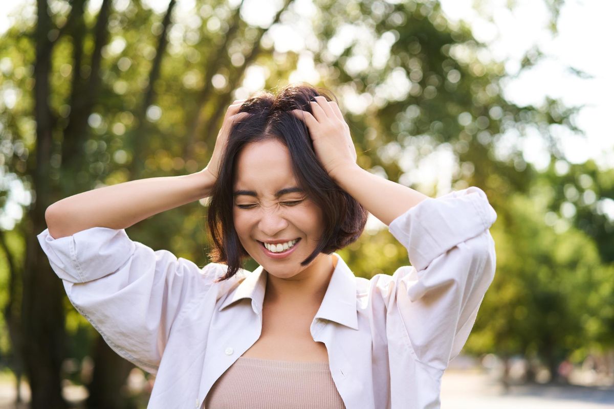 Ilustrasi rambut., 1. Rambut rontok berlebihan bisa menandakan masalah tiroid, 2. Rambut menipis bisa jadi tanda kekurangan zat besi, 3. Perubahan rambut bisa berkaitan dengan ketidakseimbangan hormon, 4. Rambut rontok mendadak bisa menjadi tanda stres berlebih, 5. Rambut rapuh bisa menandakan kekurangan nutrisi, 6. Rambut kering dan kusam bisa jadi sinyal dehidrasi