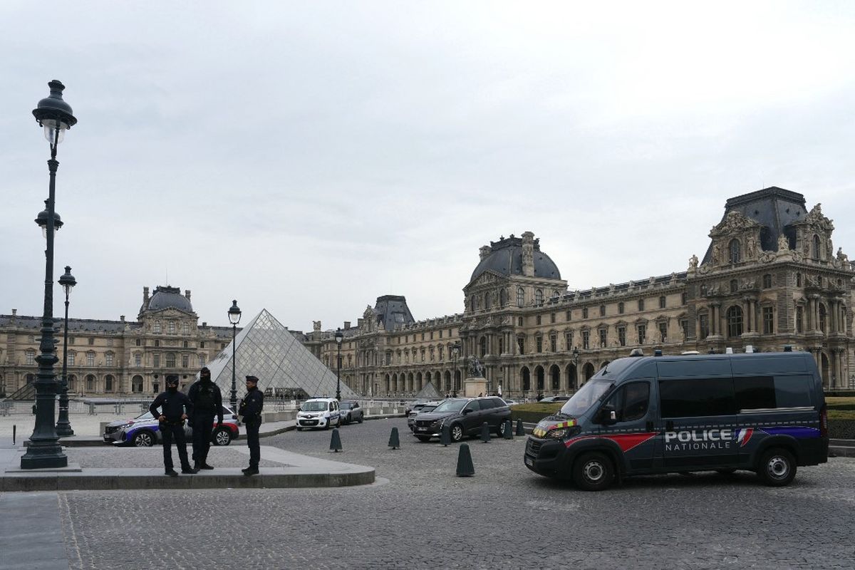Museum Louvre, pencurian museum louvre, museum louvre di paris prancis, kasus pencurian museum louvre, 6 Kasus Pencurian di Museum Louvre Perancis Sepanjang Sejarah, 1. Pencurian Lukisan Mona Lisa (1911), 2. Pencurian Museum Louvre oleh Nazi (1940), 3. Pencurian perhiasan (1966), 4. Pencurian Lukisan Flemish dan Pedang (1976), 5. Pencurian Lukisan Karya Renoir (1990), 6. Pencurian Lukisan Karya Camille Corot (1998)