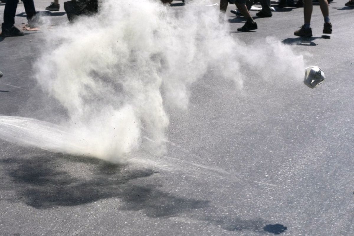 gas air mata, efek gas air mata, apa itu gas air mata, bahaya gas air mata, dampak gas air mata, gas air mata terbuat dari apa, gejala terkena gas air mata, gas air mata apakah bahaya, gejala gas air mata, dampak gas air mata pada kesehatan, Apa Itu Gas Air Mata? Kenali Penyebab dan Bahayanya untuk Kesehatan Menurut Dokter, Gas air mata bukan benar-benar gas, Apa yang terjadi jika terkena gas air mata?, Gejala kena gas air mata, bisa parah, Efek gas air mata dalam jangka panjang