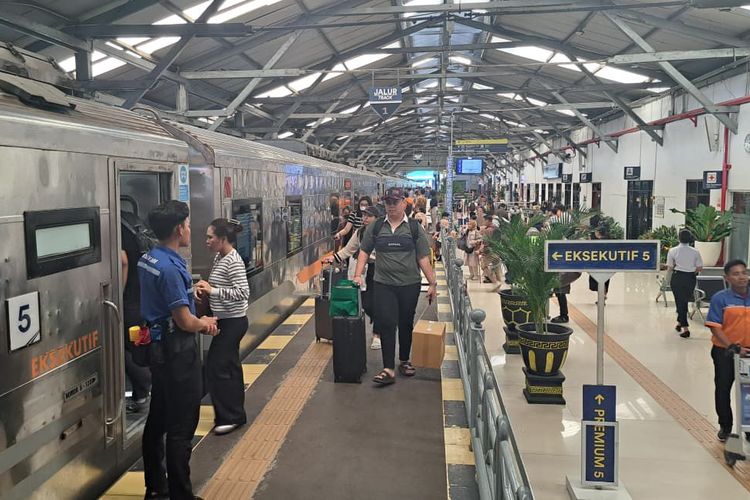 jumlah penumpang Whoosh, Rekor Baru Kereta Cepat, Penumpang Whoosh Tembus 311.000 Saat Lebaran