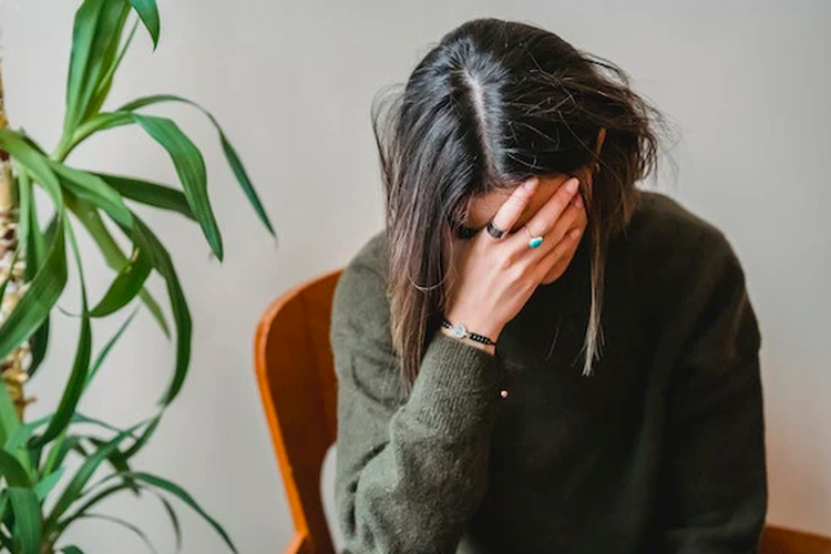 Saatnya Stop Overthinking Sebelum Merusak Kesehatan, Mengapa pola pikir ini muncul?, Dampak buruk bagi fisik, Menurunkan rasa percaya diri, Tanda dan pemicu pola pikir katastrofik dalam keseharian
