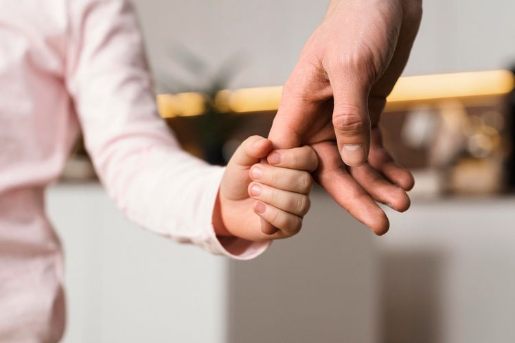 grooming, Child Grooming Sering Dimulai dari Beri Perhatian, Ini Pola Pelaku, Pola child grooming yang sering terjadi, Apakah child grooming selalu soal perbedaan usia?, Hubungan seperti apa yang perlu diwaspadai?, Mengajarkan anak agar tidak mudah tertipu bujuk rayu, Peran orangtua lebih dari sekadar pengawasan