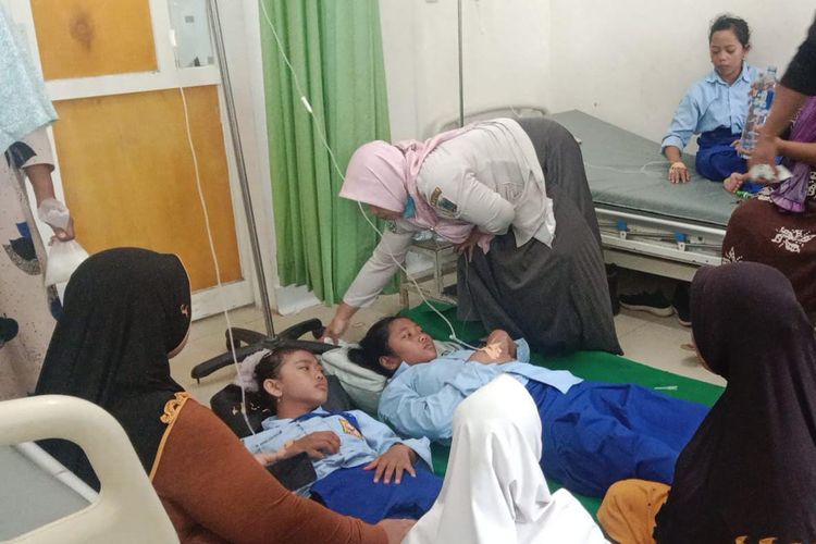 bandung barat, keracunan massal, makan bergizi gratis, Gizi Anak Sekolah, keracunan MBG, mbg basi, keracunan mbg bandung, BGN hentikan sementara MBG, keracunan MBG Bandung Barat, keracunan makanan di sekolah, Ratusan Pelajar Keracunan, Program MBG Dihentikan Sementara di Bandung Barat, SPPG Baru dan Kendala Teknis, Standar Operasional Dapur BGN, 4.700 Porsi MBG Sebabkan Gangguan Kesehatan, Sebaran Kasus di Tiga Wilayah