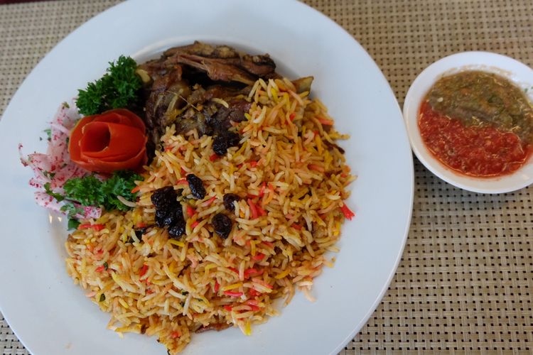 Aceh, masakan Aceh, kuliner Aceh, Kuliner Aceh, rempah aceh, masakan aceh, resep makanan aceh, resep masakan tradisional aceh, resep makanan khas aceh yang enak, resep masakan aceh, 5 Masakan Khas Aceh yang Kaya Rempah, Resep Tradisional dari Ujung Barat Nusantara, 1. Sambai – Urap Aceh Segar Kaya Rempah, 2. Dedah Boh Itek – Dadar Telur Berbumbu Khas Aceh, 3. Gulai Jruk – Gulai Udang dengan Sayuran Lengkap, 4. Mi Goreng Aceh – Mi Pedas Gurih Berisi Daging dan Udang, 5. Nasi Beriani Aceh – Hidangan Beras Rempah ala Timur Tengah