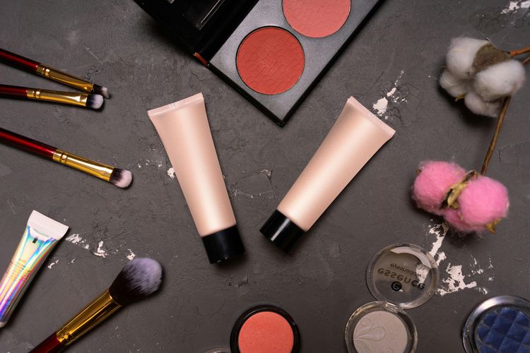 makeup, Beauty, foundation, Kunci Makeup Anti Luntur Saat Panas-panasan Naik Transportasi Umum, 1. Menyiapkan kulit sebelum makeup, 2. Memakai primer jadi faktor penting, 3. Memilih base makeup sesuai dengan tipe kulit, 4. Menggunakan teknik layering, 5. Melakukan touch up dengan teknik tap-tap