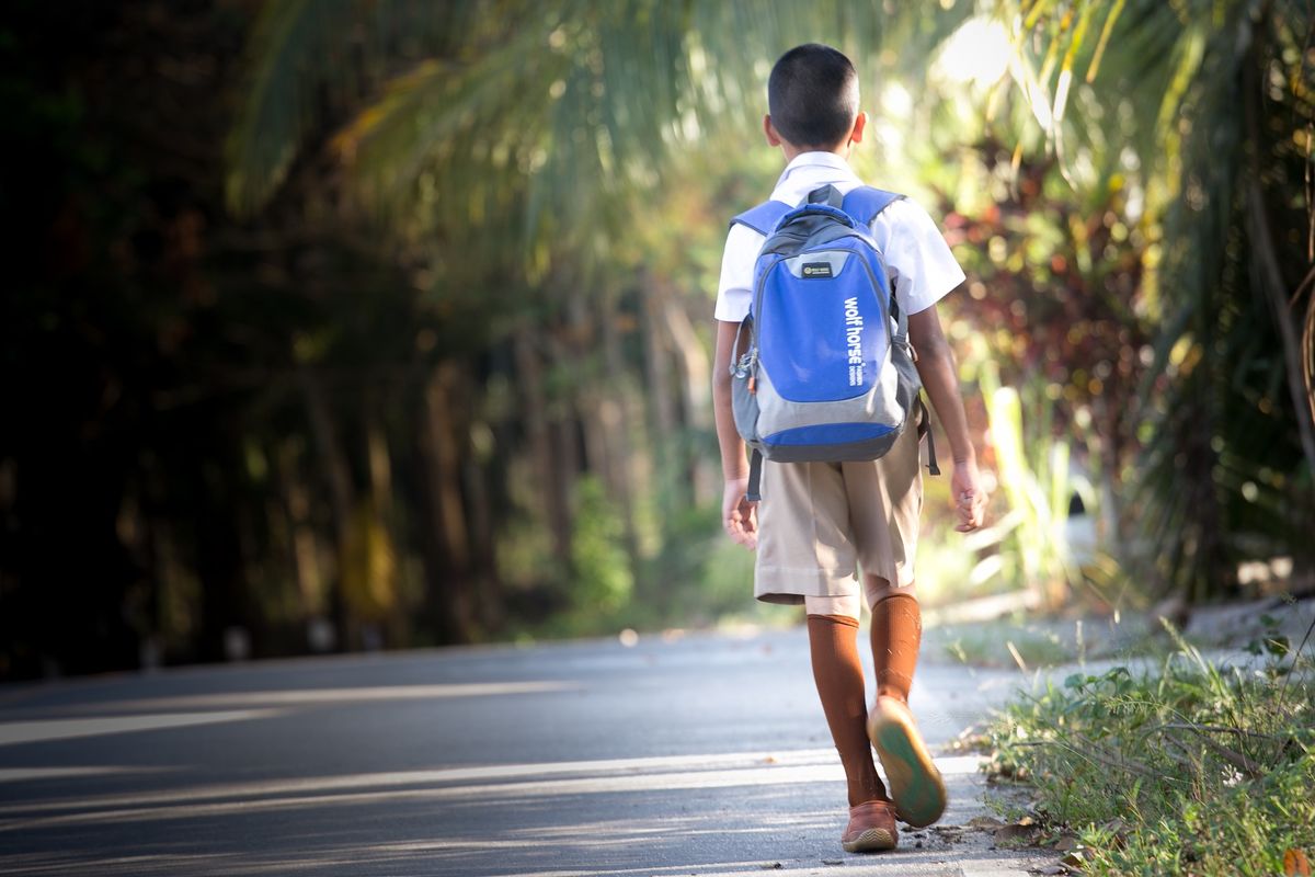 guru, Pekanbaru, guru potong sandal murid, guru potong sandal, viral sandalnya dipotong guru, viral sandal siswa dipotong guru, Sosok KL, Anak Nelayan yang Viral karena Sandalnya Dipotong Guru di Rohil, dari Keluarga Tak Mampu