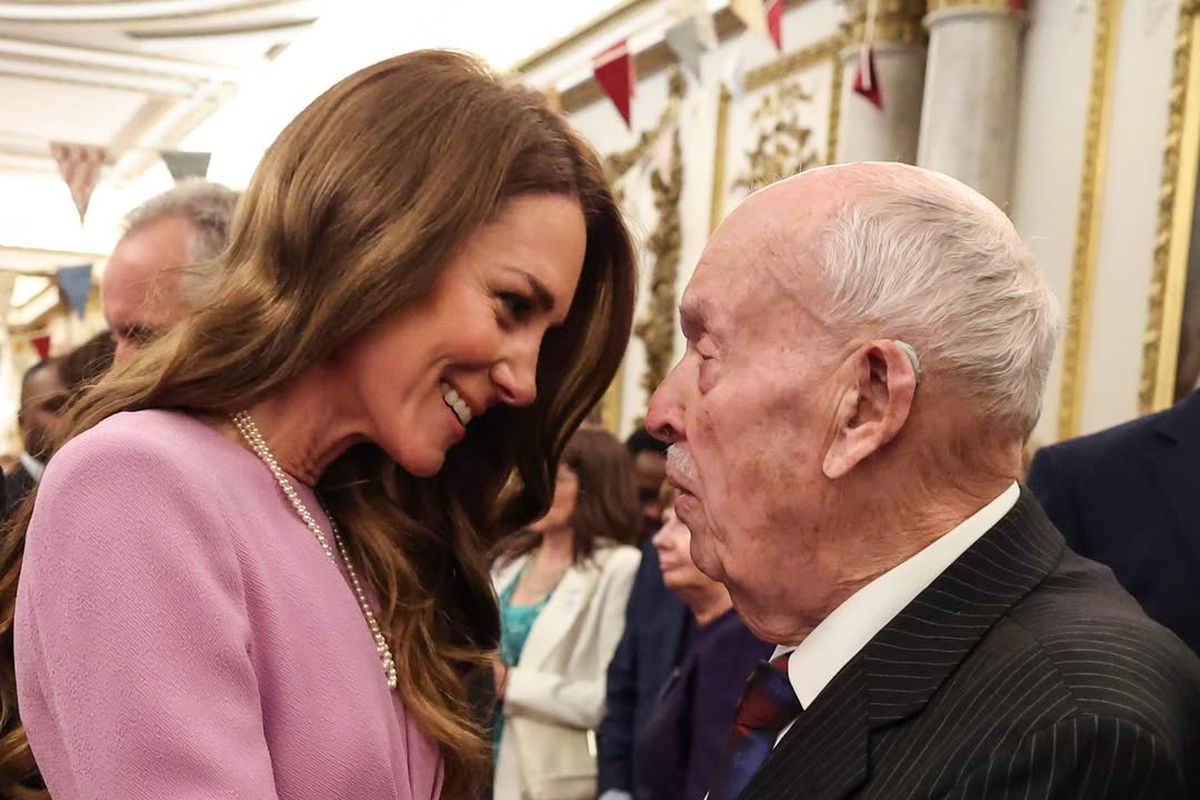 Istana Buckingham, Kate Middleton, Kate Middleton Tampil Anggun dalam Busana Ungu, Hormati Mendiang Ratu