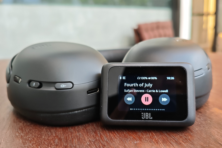 headphone, hands on, JBL Tour One M3 Smart Tx, fitur JBL Tour One M3 Smart Tx, spesifikasi JBL Tour One M3 Smart Tx, Hands-on JBL Tour One M3 Smart Tx: Ringan, Suara, Kotak kemasan simpel, isian lengkap, Headphone ringan, bantalan empuk, Konektivitas, Kontrol musik layar sentuh, ANC efektif redam bising, Audio "nendang" dan bisa diatur, Kesimpulan