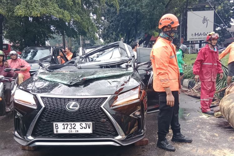 hujan deras, keselamatan berkendara, Jakarta, Cuaca ekstrem, Cuaca Ekstrem di Jakarta: Waspada Saat Mengemudi