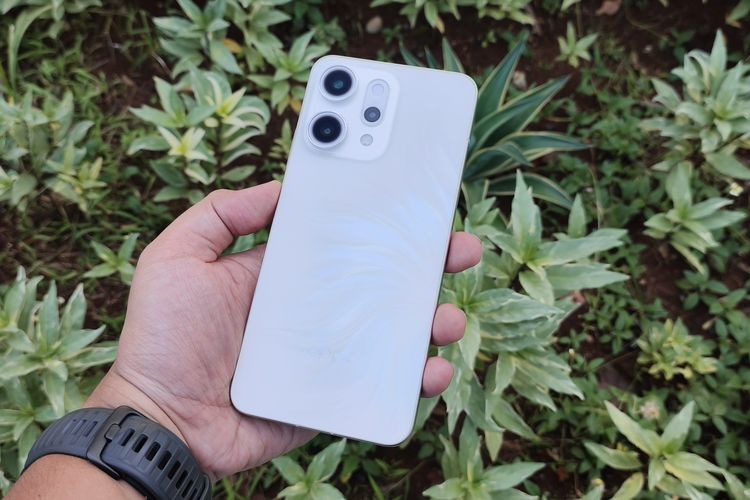 Smartphone, ponsel, Oppo, bodi, oppo reno 14 pro, Menggenggam Oppo Reno 14 Pro, Bodi Besar Kamera Ciamik, Desain punggung cantik, Layar luas dan terang, Performa jempolan, Kamera bagus dan mudah dipakai