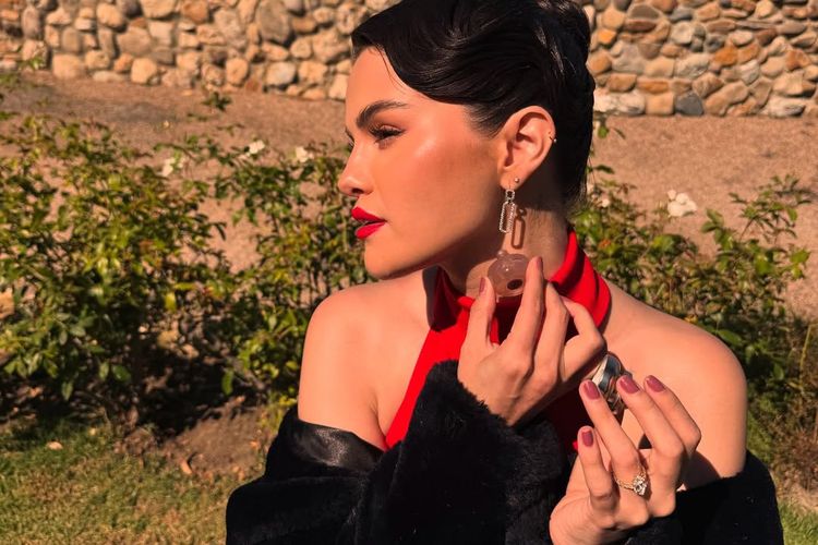 Selena Gomez, Benny Blanco, selena gomez dan benny blanco menikah, cincin tunangan selena gomez, harga cincin tunangan selena gomez, berapa harga cincin tunangan selena gomez, Intip Detail Cincin Tunangan Selena Gomez dari Benny Blanco, Hampir Rp 4 Miliar