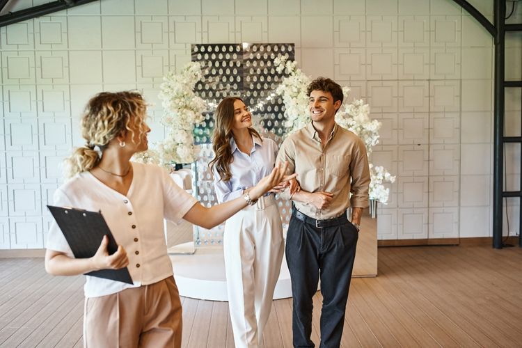 pernikahan, Wedding planner, persiapan menikah, persiapan pernikahan, hal yang perlu dipersiapkan sebelum menikah, wedding planning checklist excel, persiapan untuk menikah, checklist pernikahan, wedding checklist indonesia, wedding checklist, 6 Persiapan Pernikahan yang Wajib Diketahui Menurut Pakar, 1. Tentukan biaya pernikahan, 2. Buat daftar jumlah tamu, 3. Gunakan jasa wedding planner, 4. Tentukan tempat dan makanan, 5. Pilih busana dan dekorasi, 6. Lengkapi hal-hal kecil lainnya
